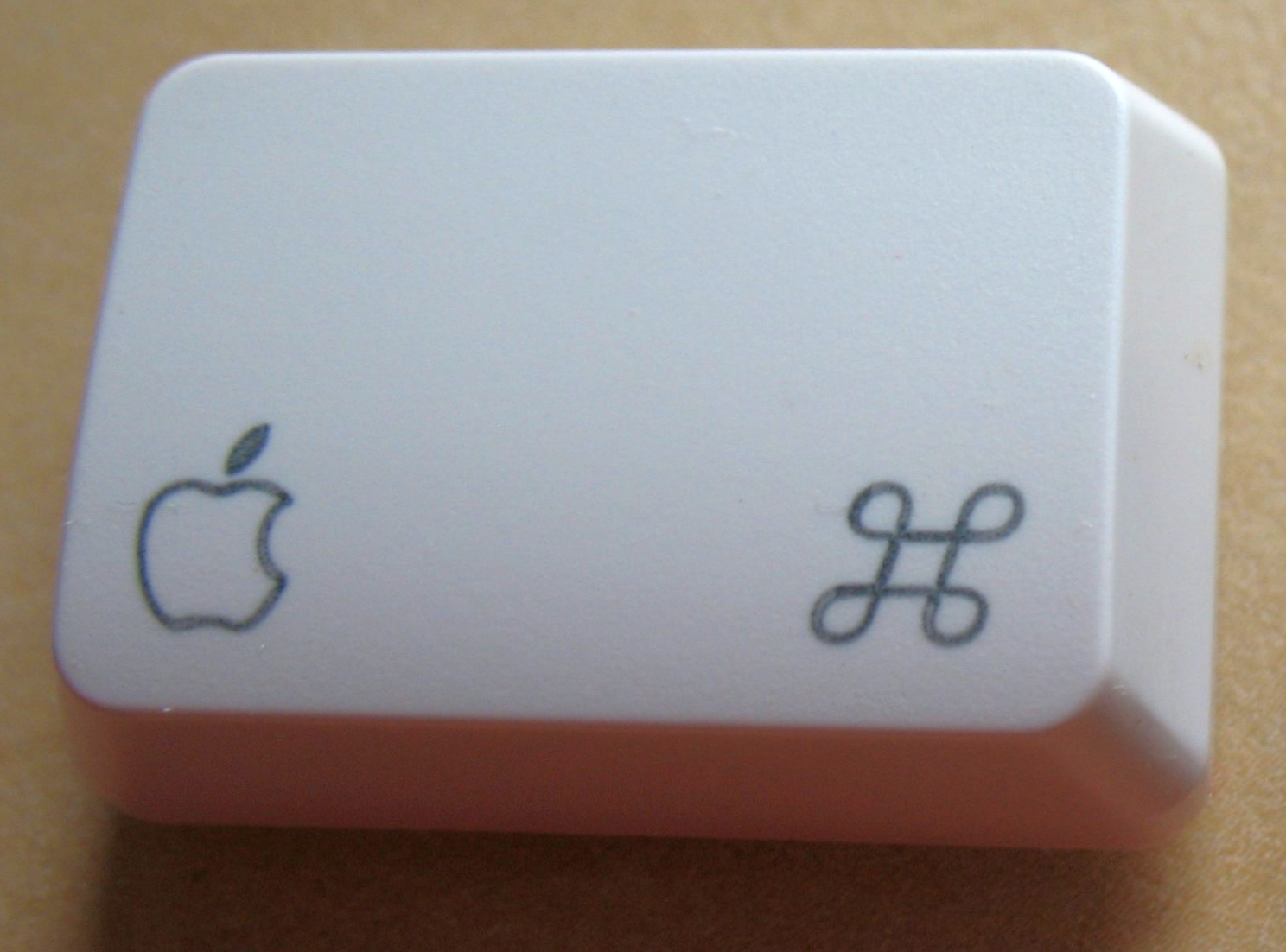 Давайте посмотрим на два самых знаковых символа, которые есть на каждом Mac :)